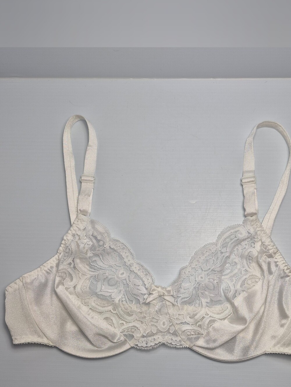 Vintage Olga Shimmerlillies Bra 33007 White Satin Lace Underwire 38C